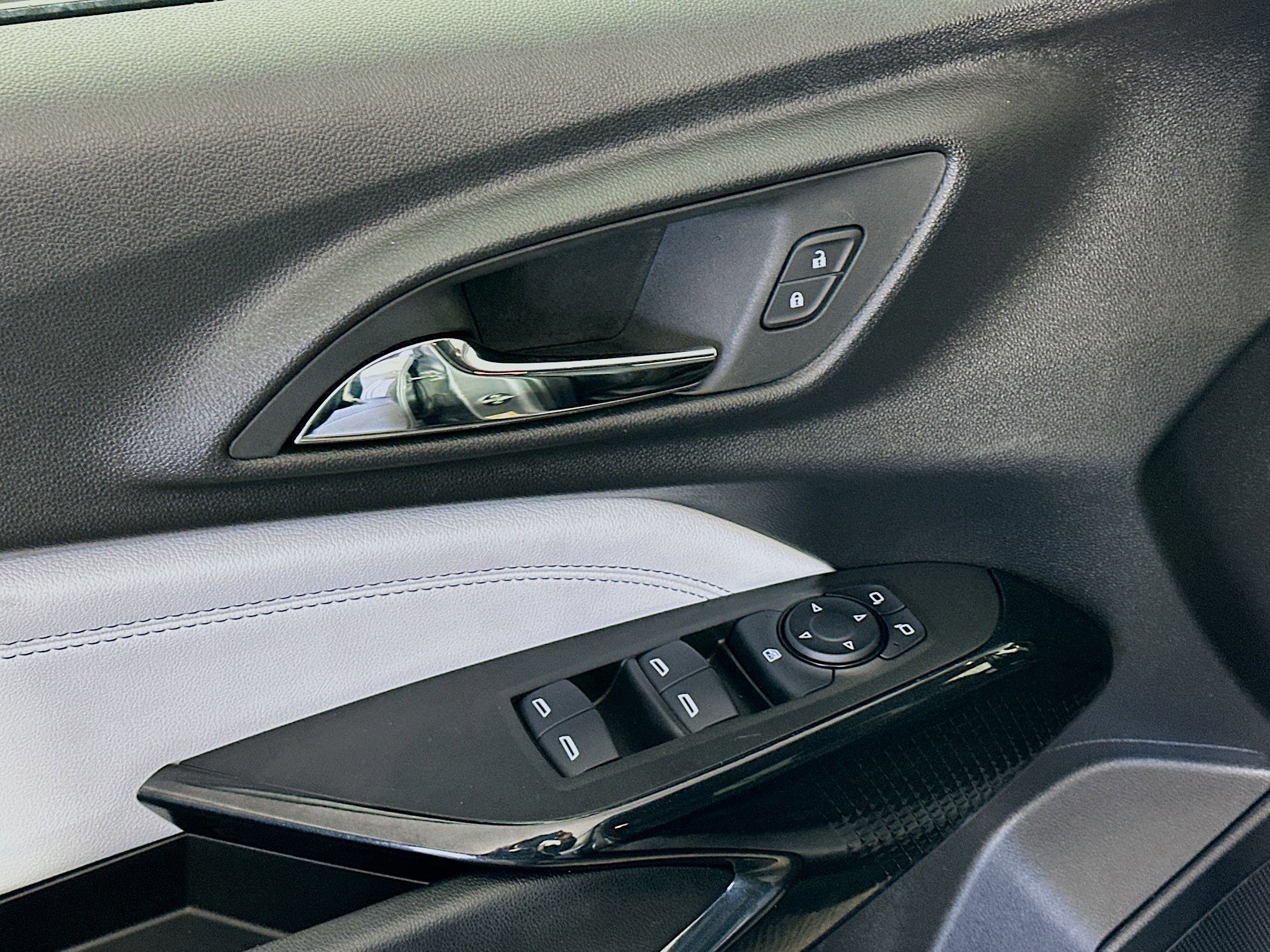 Used 2025 Chevrolet Trax LT w/ LT Convenience Package image 15