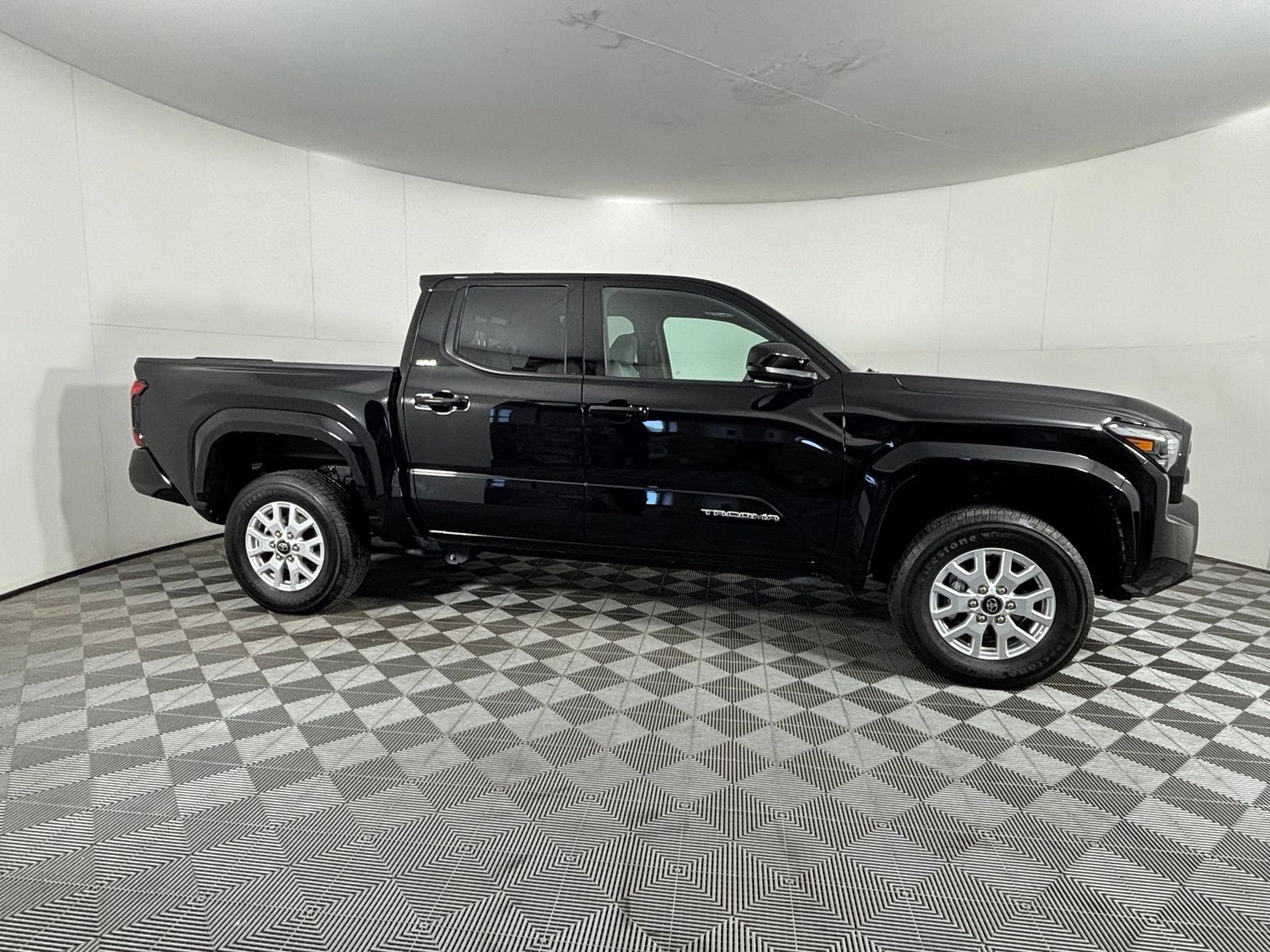 Used 2025 Toyota Tacoma SR5 AWD/4WD image 7