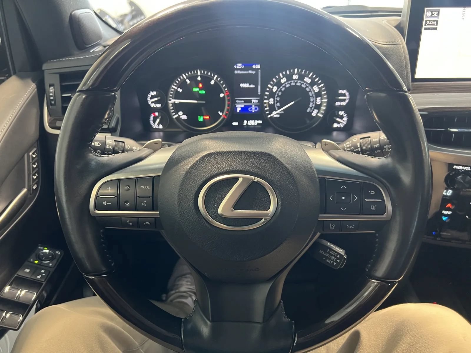 Used 2021 Lexus LX 570 4WD w/ Sport Package image 44