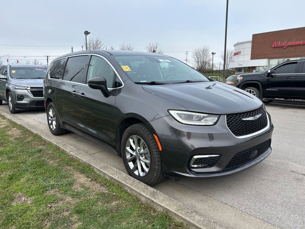 Used 2023 Chrysler Pacifica Touring-L image 2