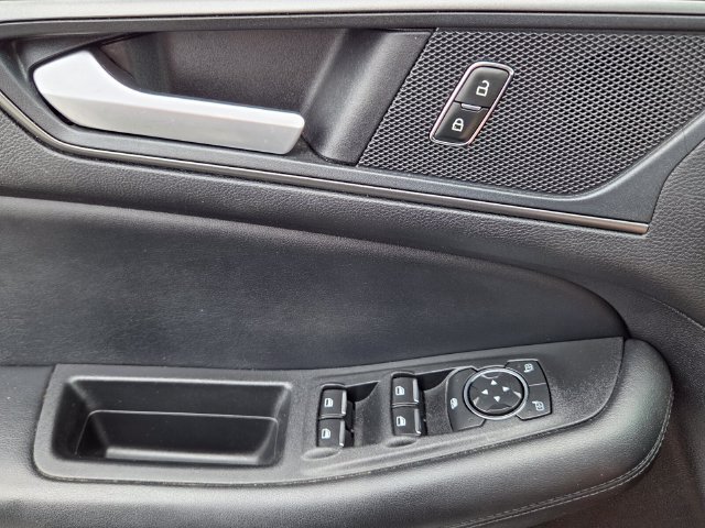 Used 2020 Ford Edge SE FWD image 27