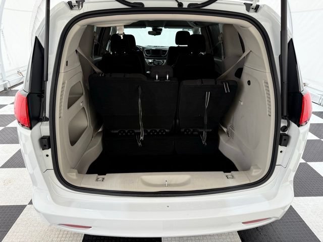 Used 2023 Chrysler Voyager LX FWD image 4