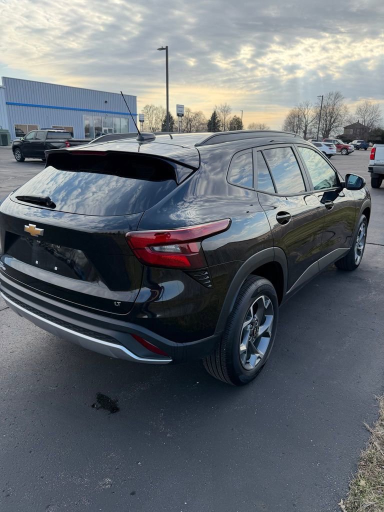 Used 2025 Chevrolet Trax LT FWD image 5