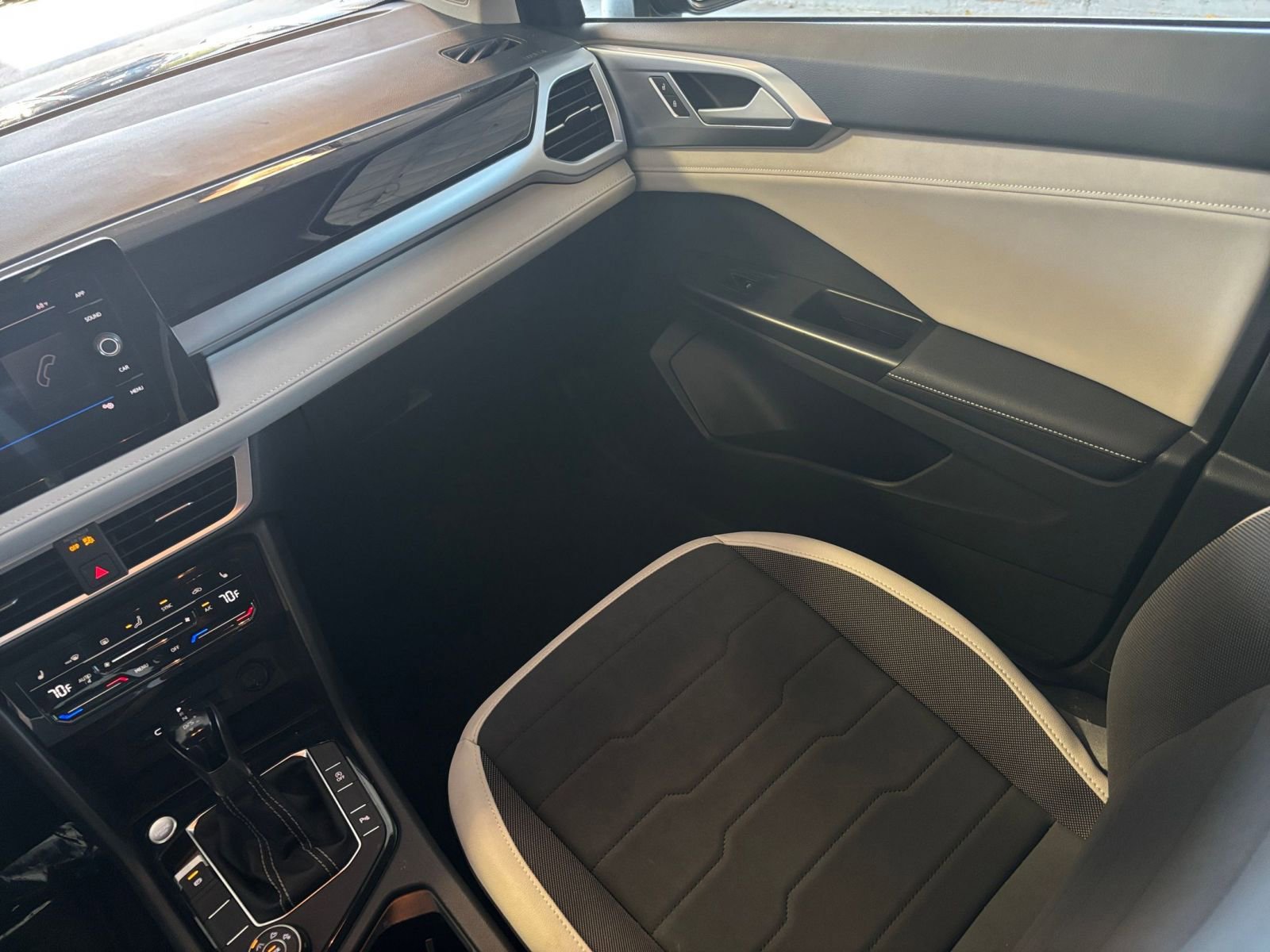 Used 2025 Volkswagen Taos SE image 40