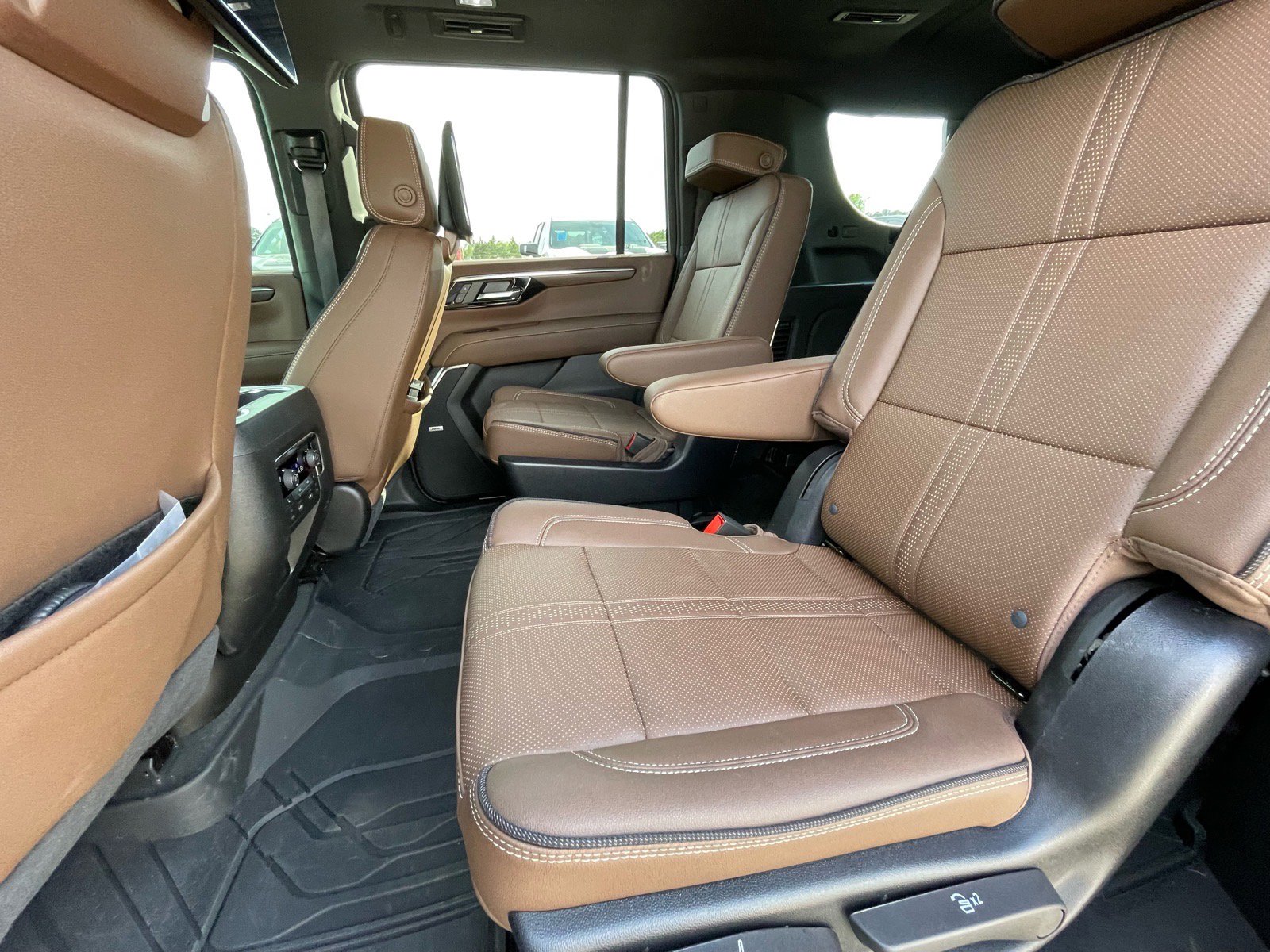 Used 2025 Chevrolet Suburban High Country image 16