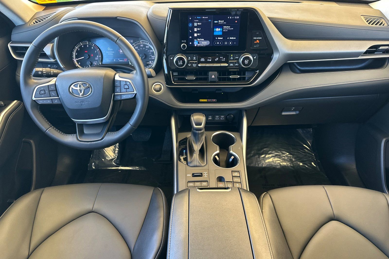 Used 2025 Toyota Highlander XLE AWD/4WD image 16