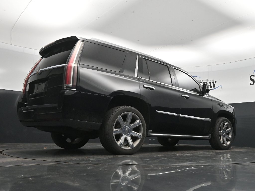 Used 2017 Cadillac Escalade Luxury AWD/4WD image 32