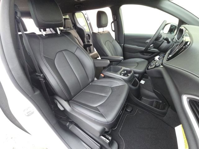 New 2026 Chrysler Pacifica Select image 10