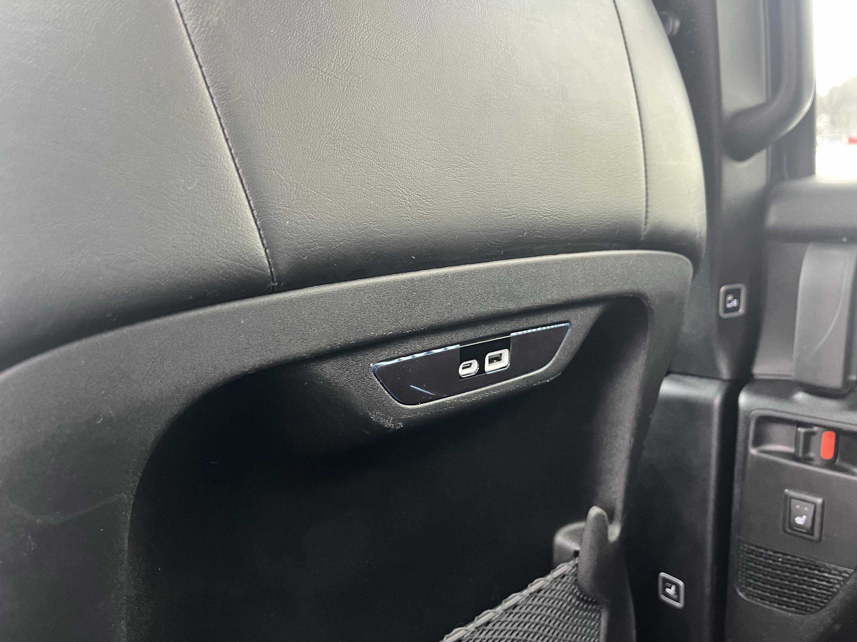 Used 2025 Chrysler Pacifica Limited image 29