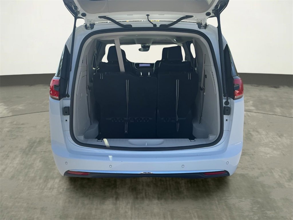 Used 2024 Chrysler Pacifica Select image 47