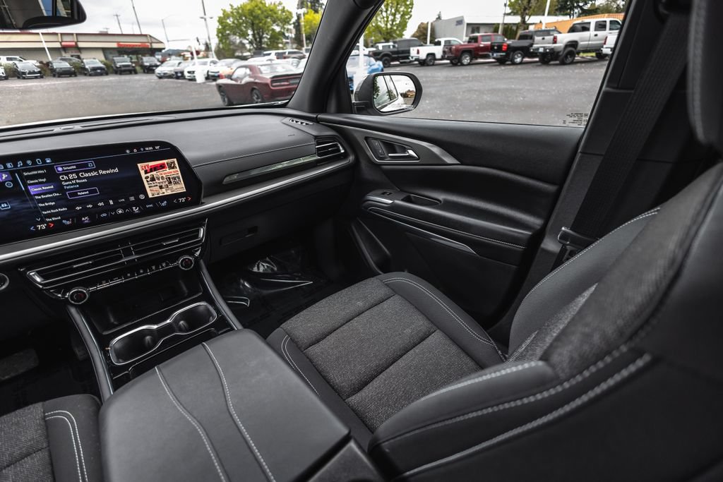 Used 2025 Chevrolet Traverse LT w/ Driver Confidence Package AWD/4WD image 26