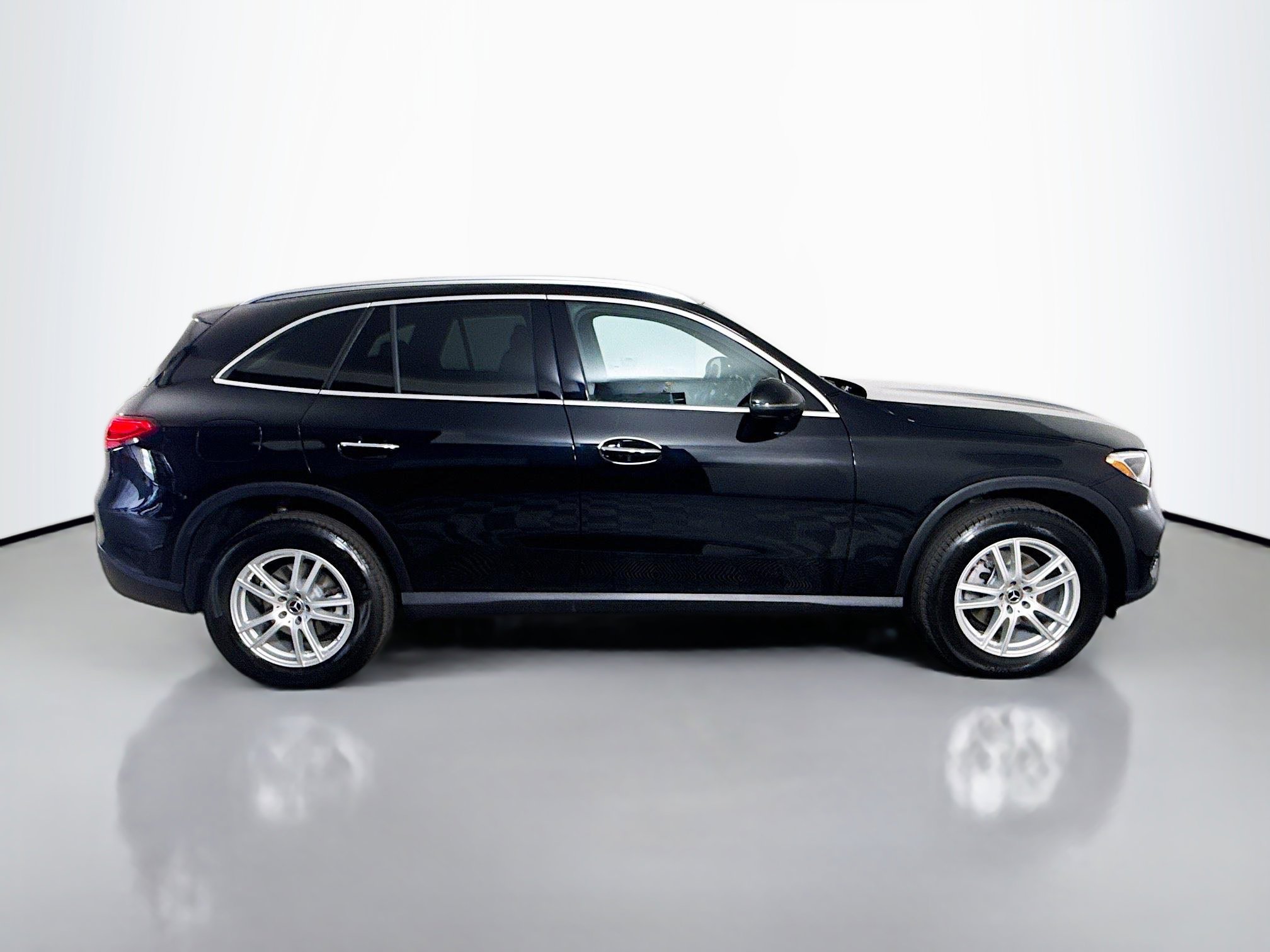Used 2025 Mercedes-Benz GLC 300 4MATIC image 11