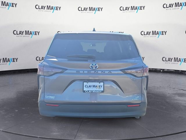 Used 2024 Toyota Sienna LE FWD image 4