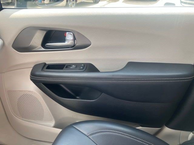 Certified 2023 Chrysler Pacifica Touring-L FWD image 19