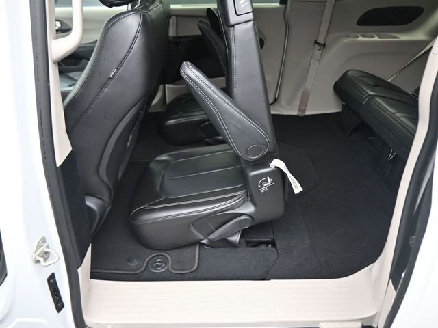 Used 2023 Chrysler Pacifica Touring-L image 14