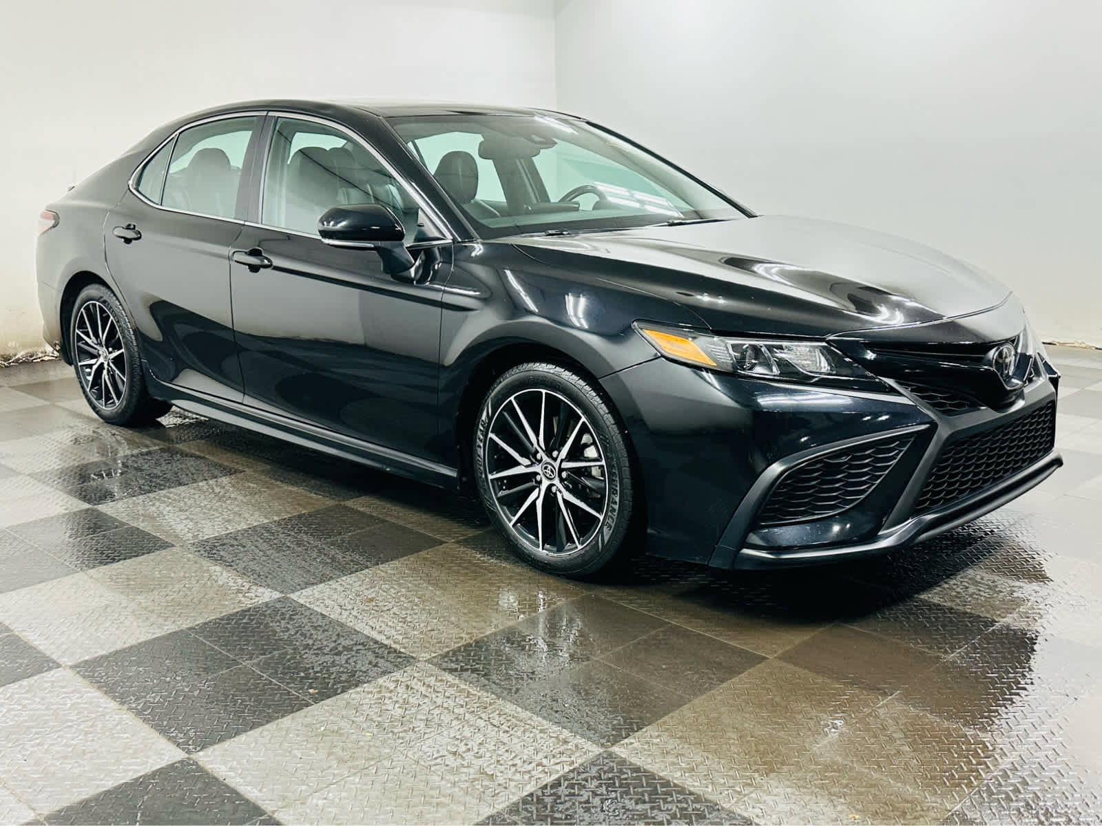 Used 2023 Toyota Camry SE image 3