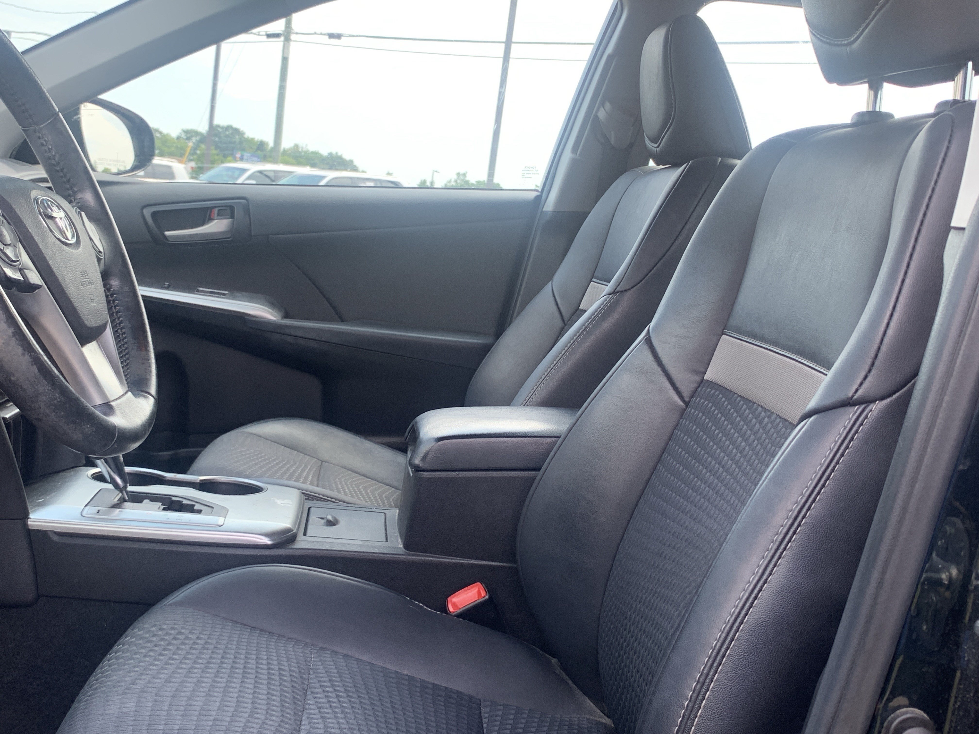 Used 2014 Toyota Camry SE w/ Moonroof Package FWD image 15