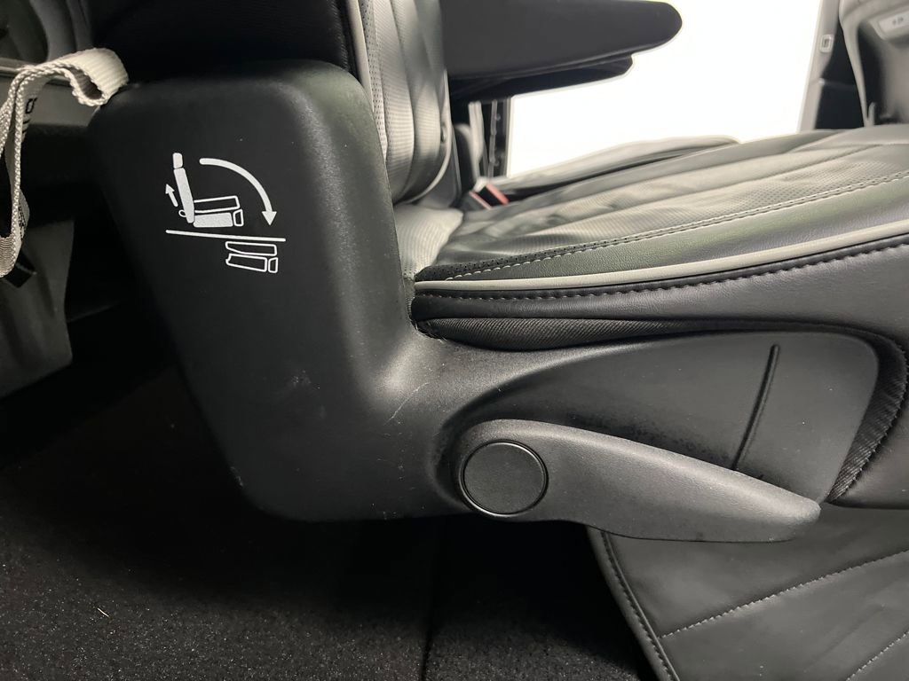 Used 2025 Chrysler Pacifica Limited image 23