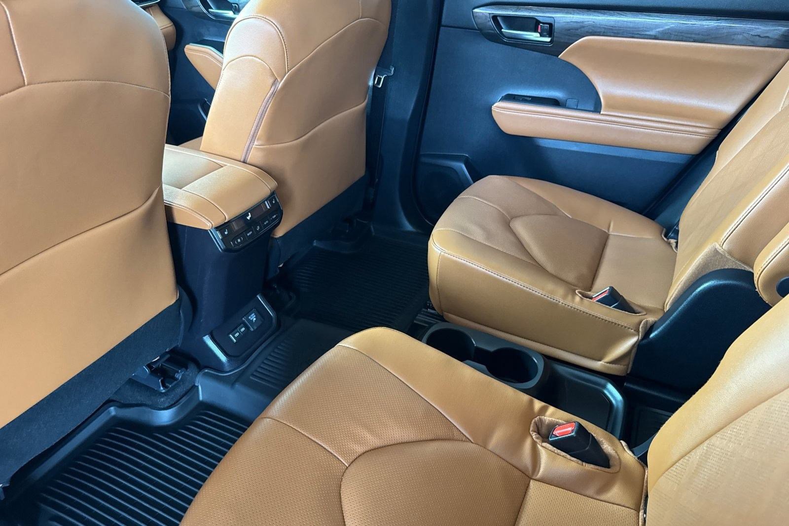 New 2026 Toyota Highlander Platinum image 24
