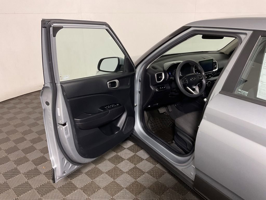 Used 2021 Hyundai Venue SE FWD image 17