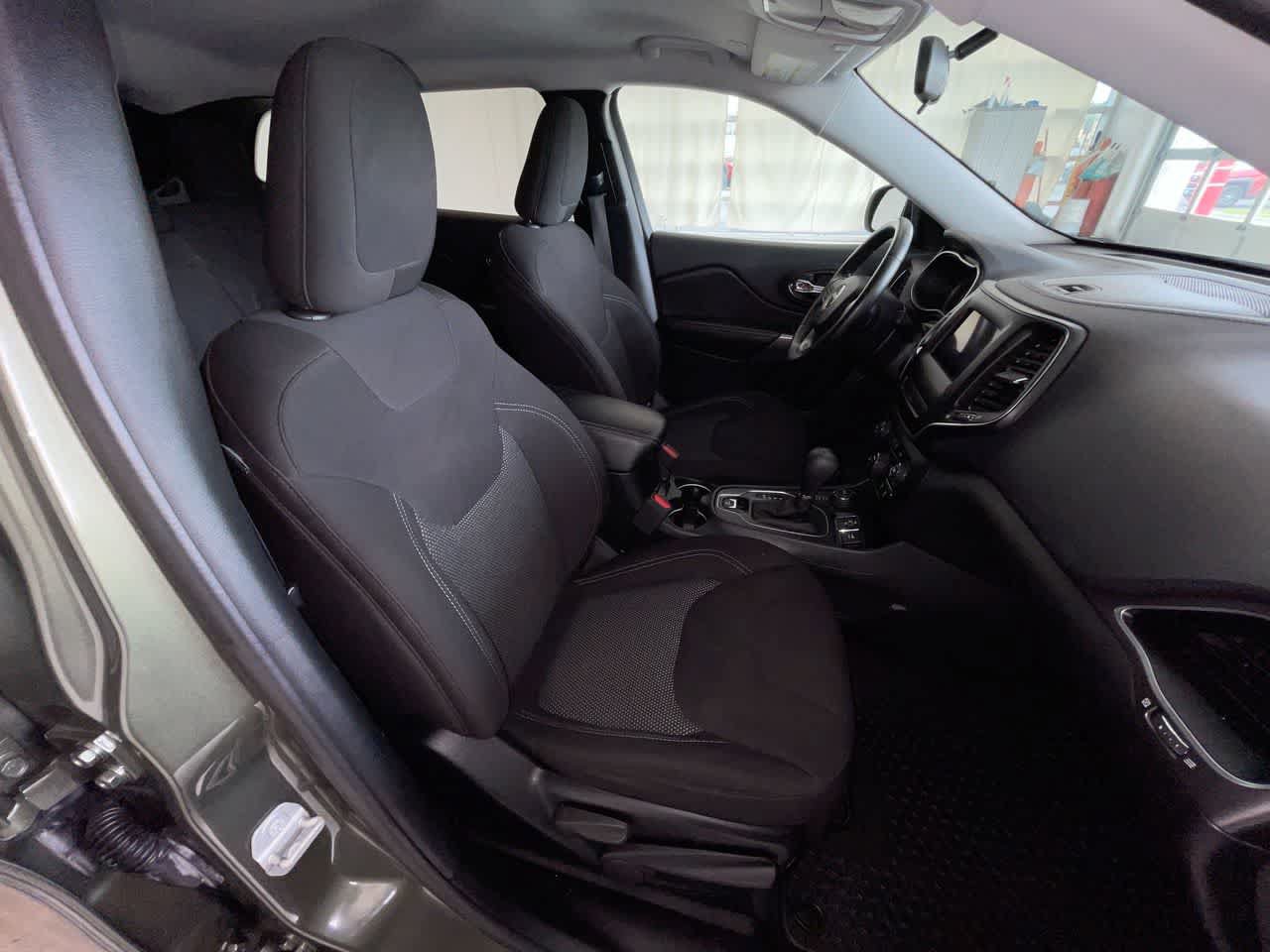 Used 2019 Jeep Cherokee Latitude w/ Cold Weather Group AWD/4WD image 24