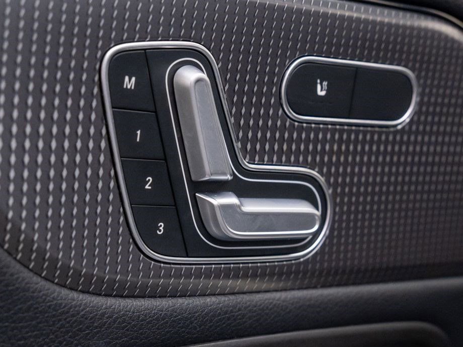 Used 2021 Mercedes-Benz GLB 250 4MATIC w/ Premium Package image 15