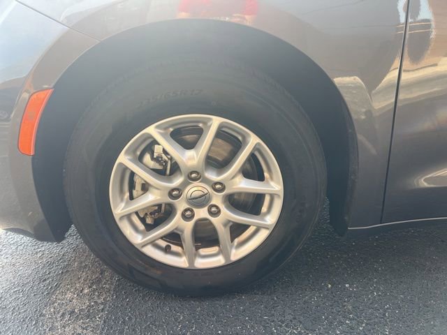 Used 2023 Chrysler Voyager LX image 5