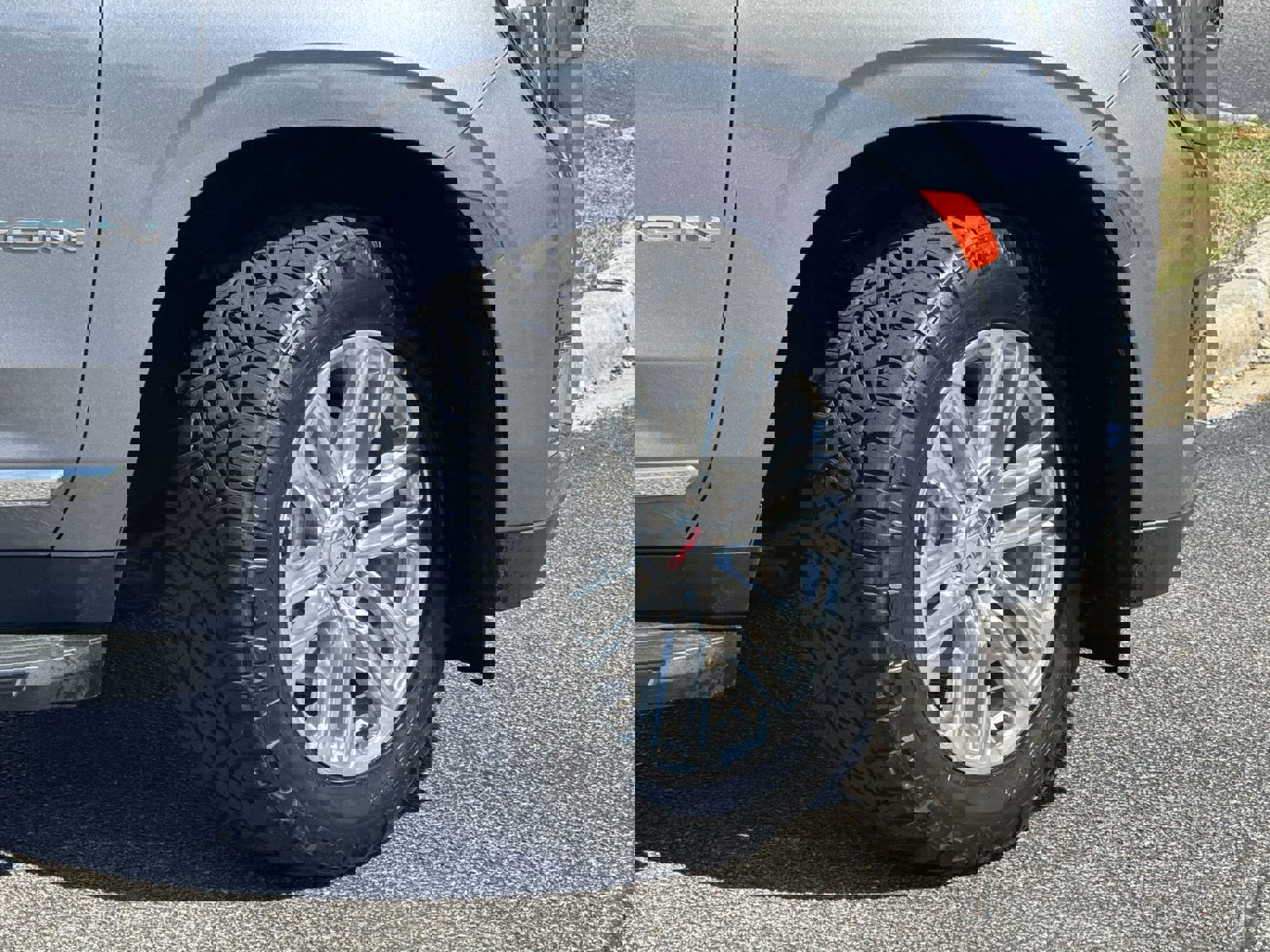 Used 2022 GMC Yukon SLT w/ SLT Premium Package image 12