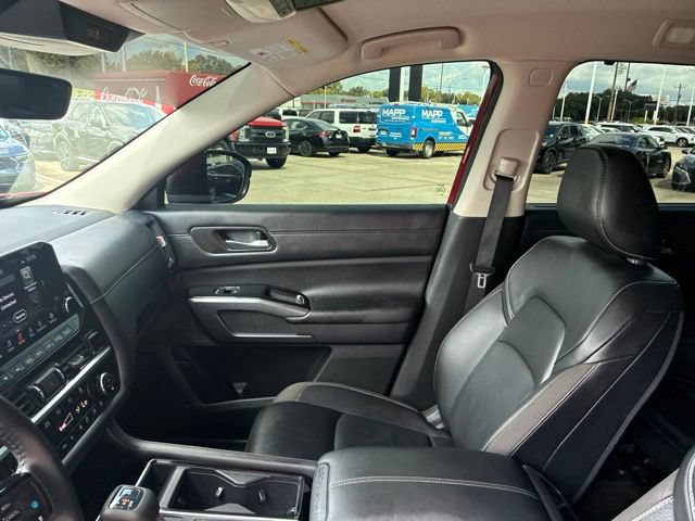 Used 2024 Nissan Pathfinder SL FWD image 16
