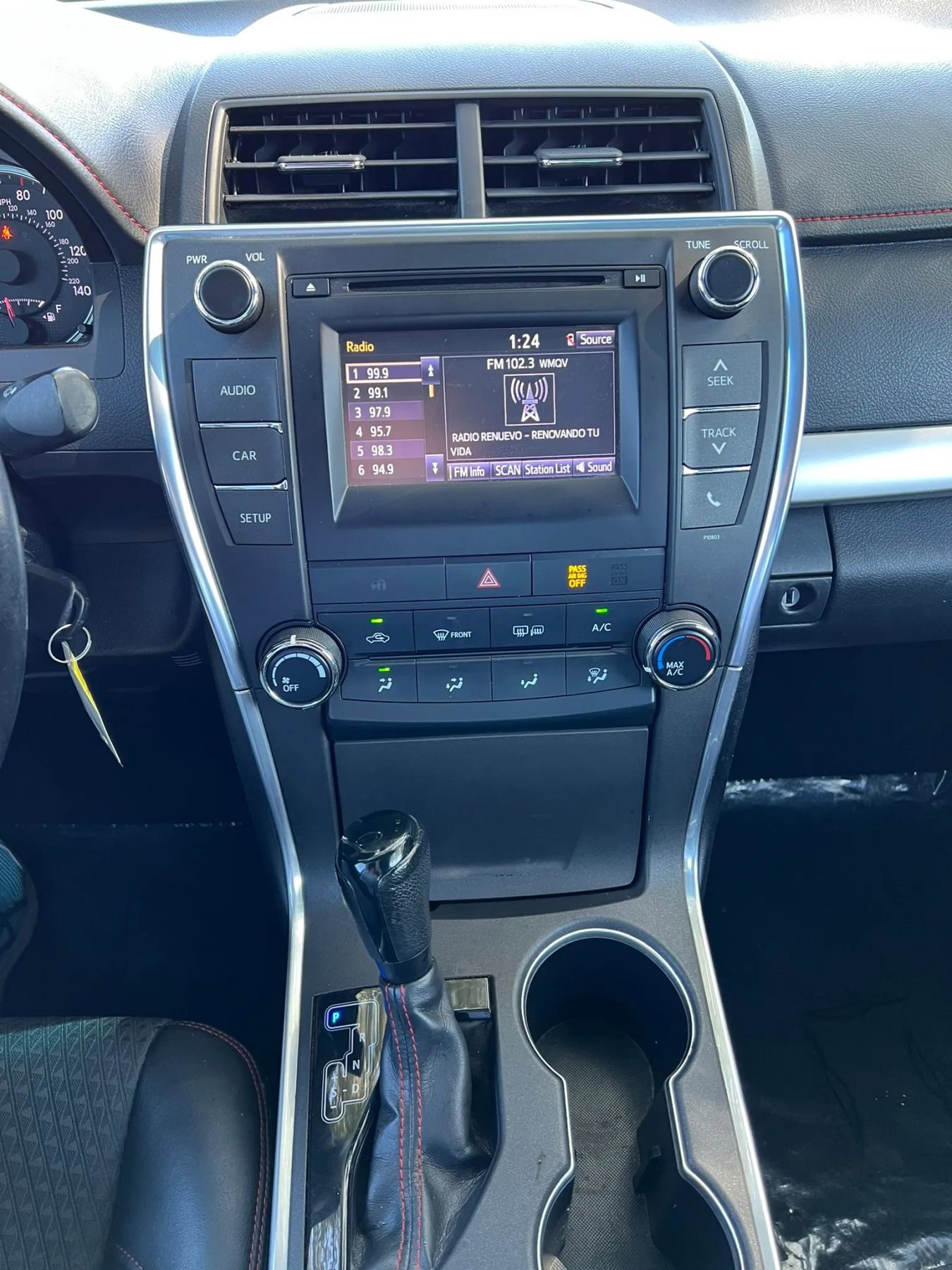 Used 2015 Toyota Camry SE FWD image 12