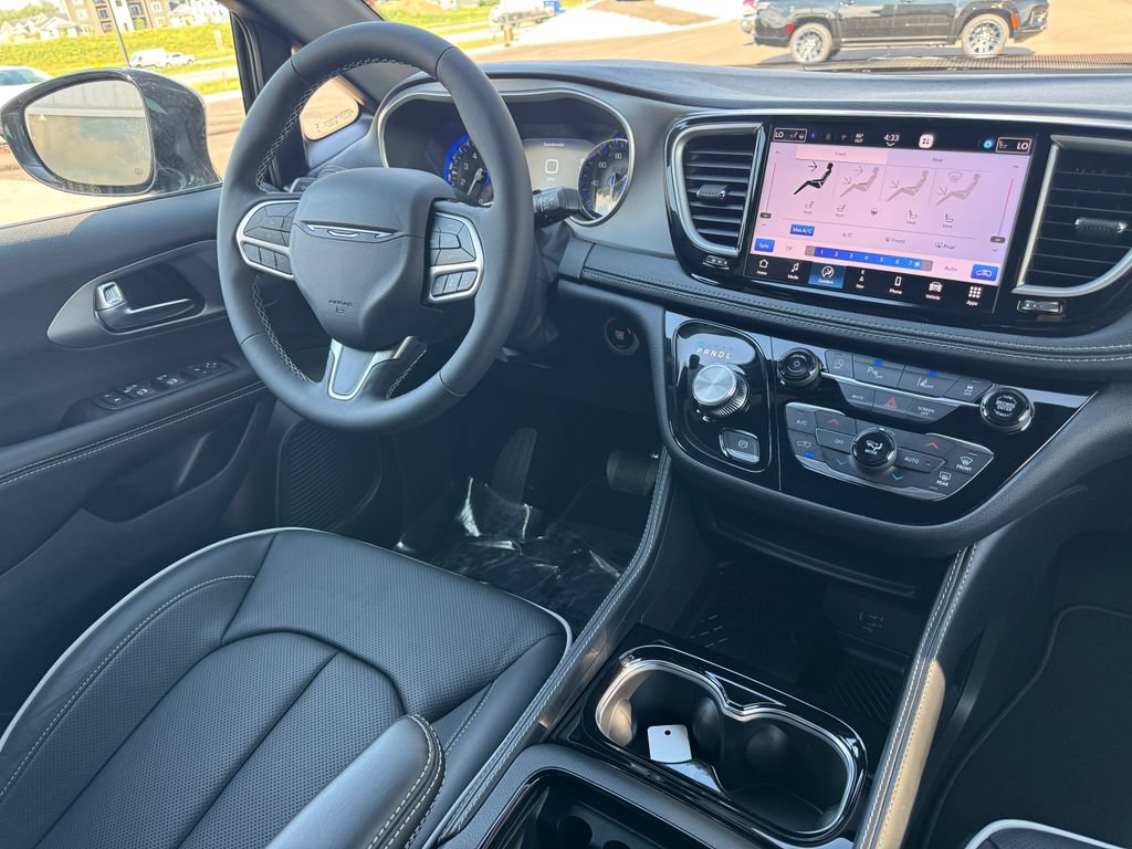 New 2027 Chrysler Pacifica Limited AWD/4WD image 21