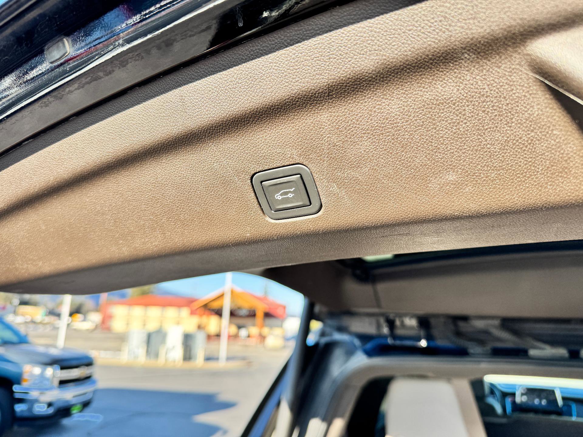 Used 2022 Chevrolet Tahoe Z71 w/ Luxury Package image 18