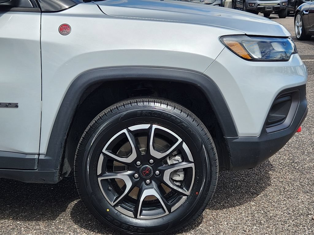 Used 2025 Jeep Compass Trailhawk AWD/4WD image 29