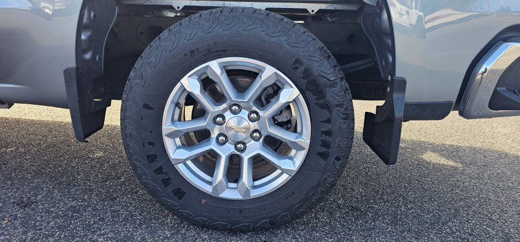 Used 2023 Chevrolet Silverado 1500 LT AWD/4WD image 14
