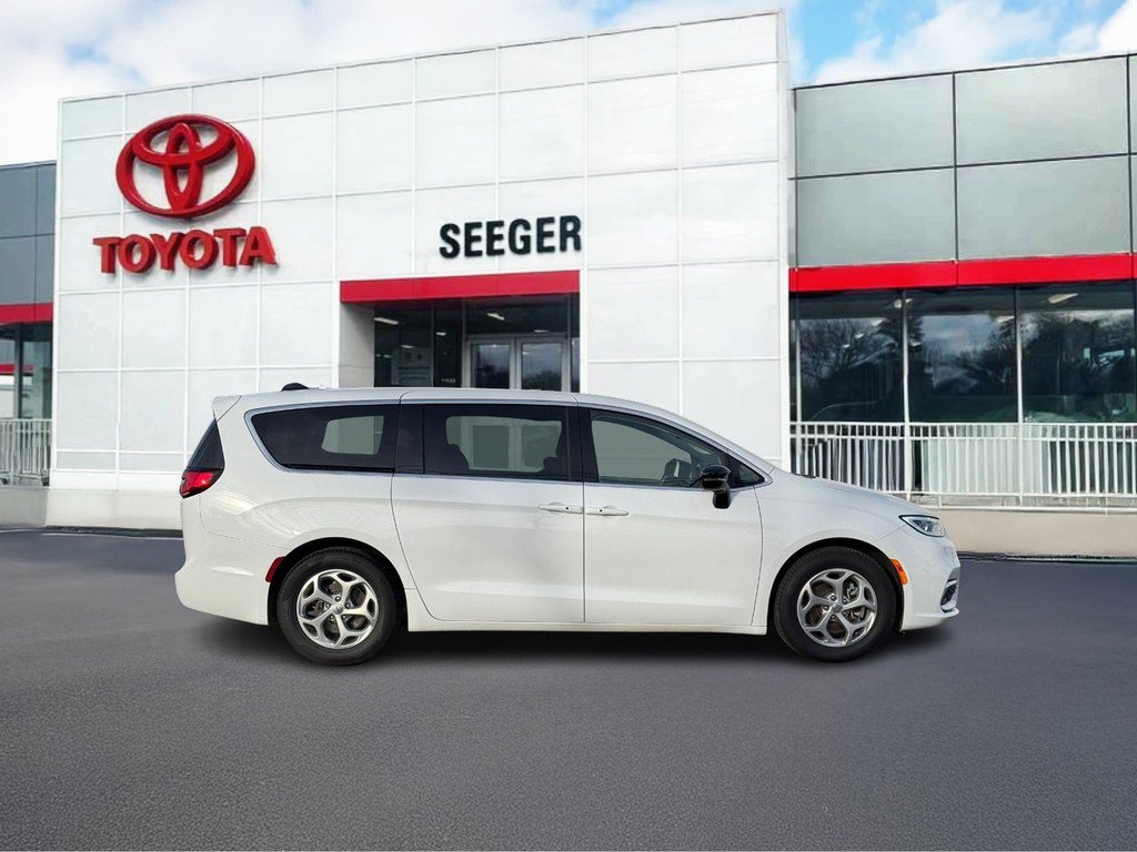 Used 2024 Chrysler Pacifica Limited w/ Uconnect Theater Family Group image 2