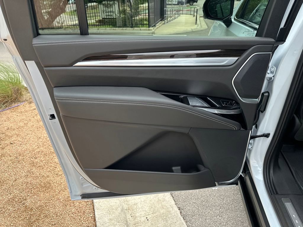 New 2026 Cadillac Escalade ESV Luxury w/ LPO, Floor Liner Package AWD/4WD image 20