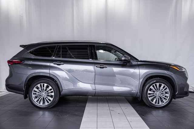 Used 2024 Toyota Highlander Platinum image 3