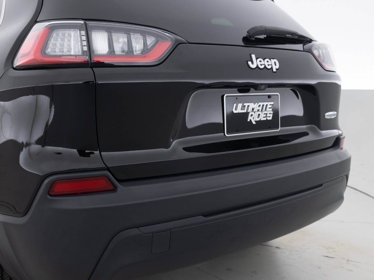 Used 2019 Jeep Cherokee Latitude Plus w/ Cold Weather Group FWD image 17