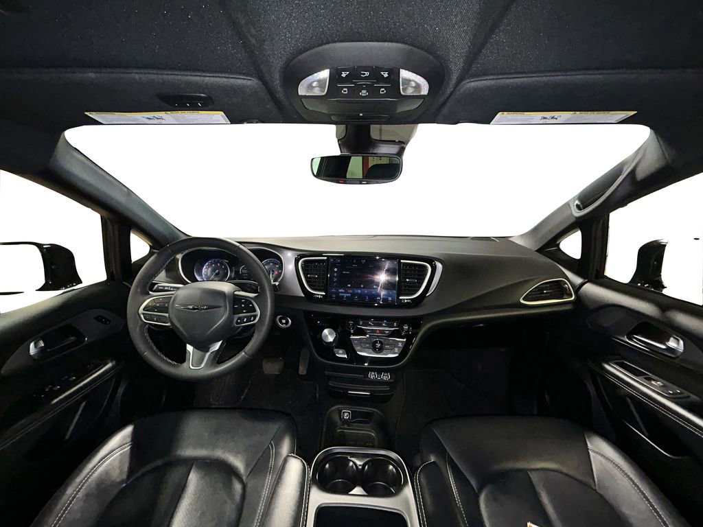 Used 2025 Chrysler Pacifica Select image 21
