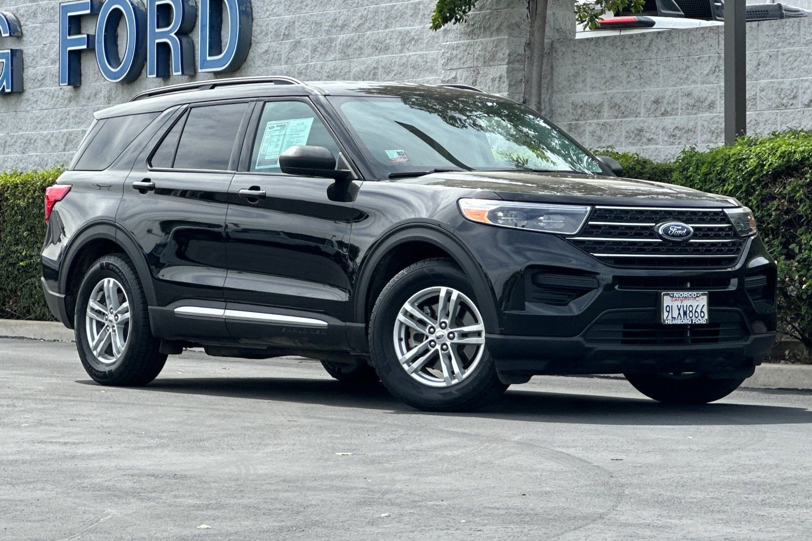 Used 2024 Ford Explorer XLT RWD image 2
