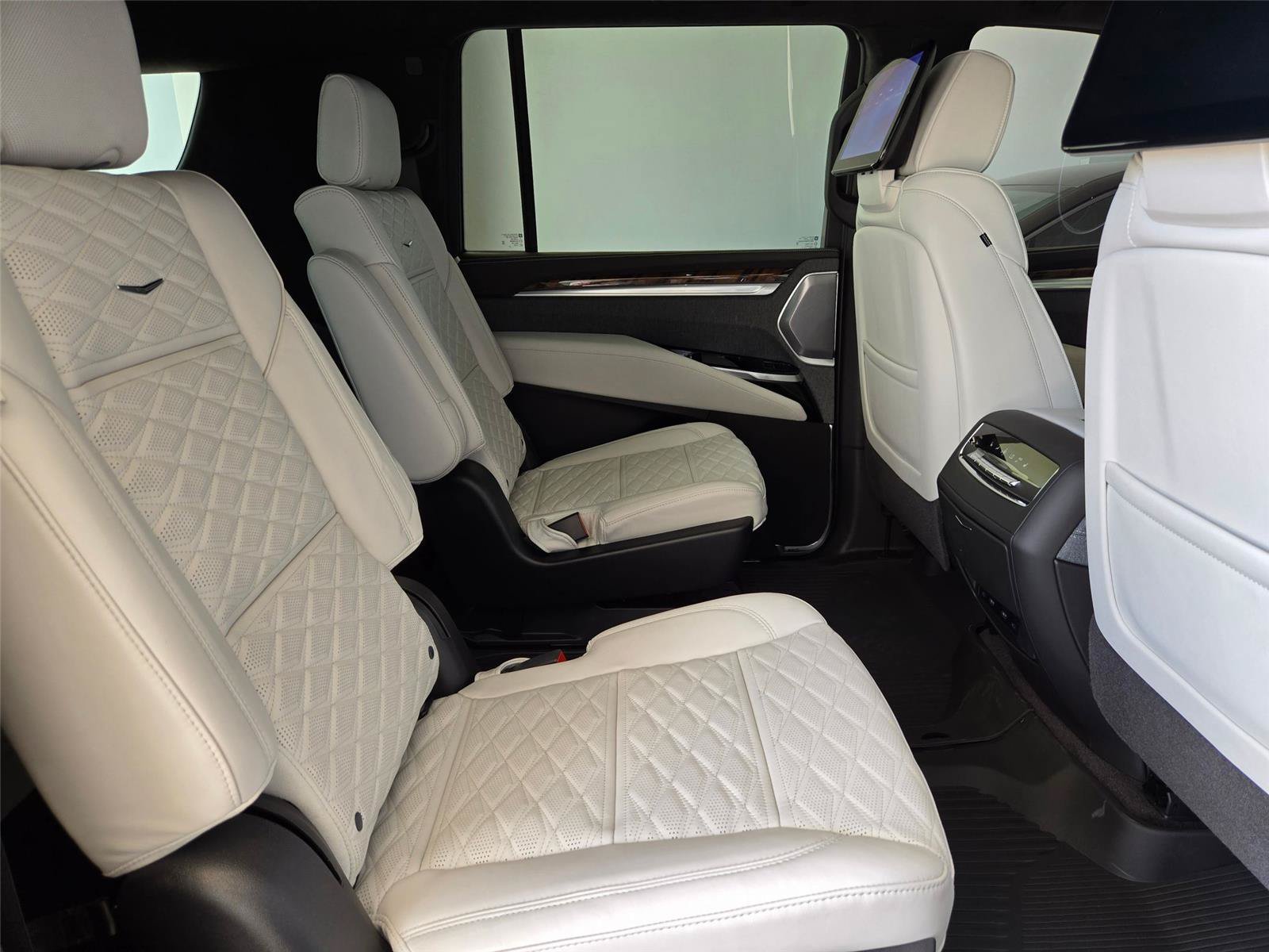 New 2026 Cadillac Escalade ESV Platinum Sport w/ LPO, Floor Liner Package AWD/4WD image 32