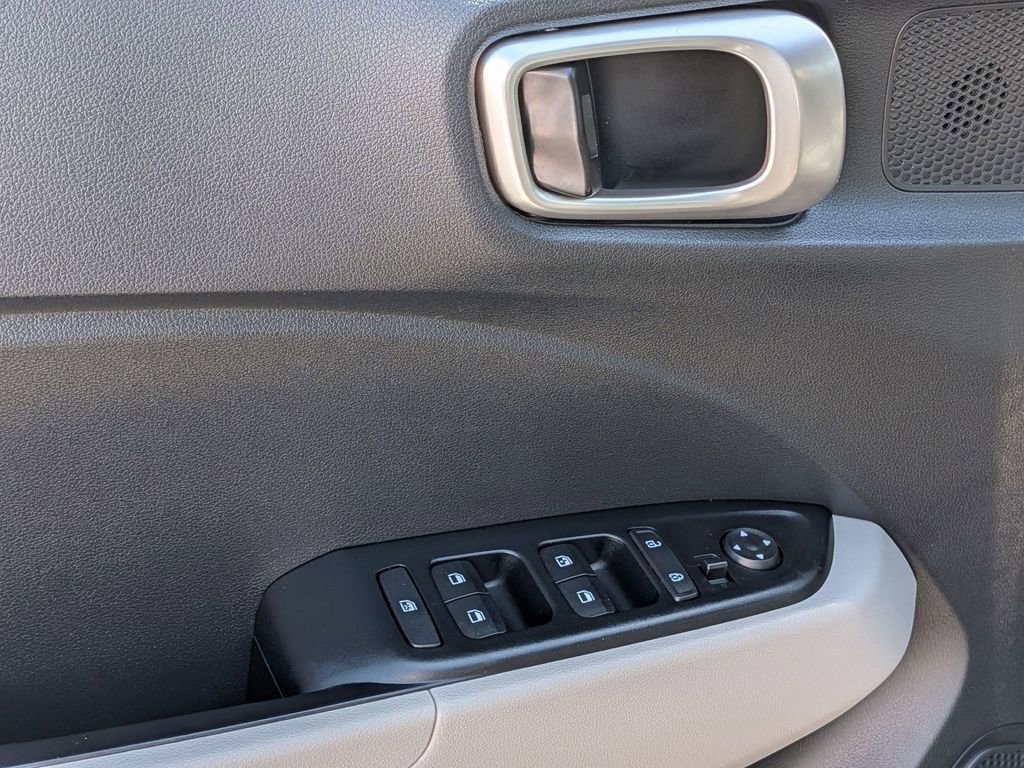 Used 2025 Hyundai Venue SEL image 13