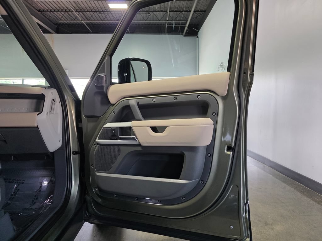 Used 2023 Land Rover Defender 110 SE AWD/4WD image 21