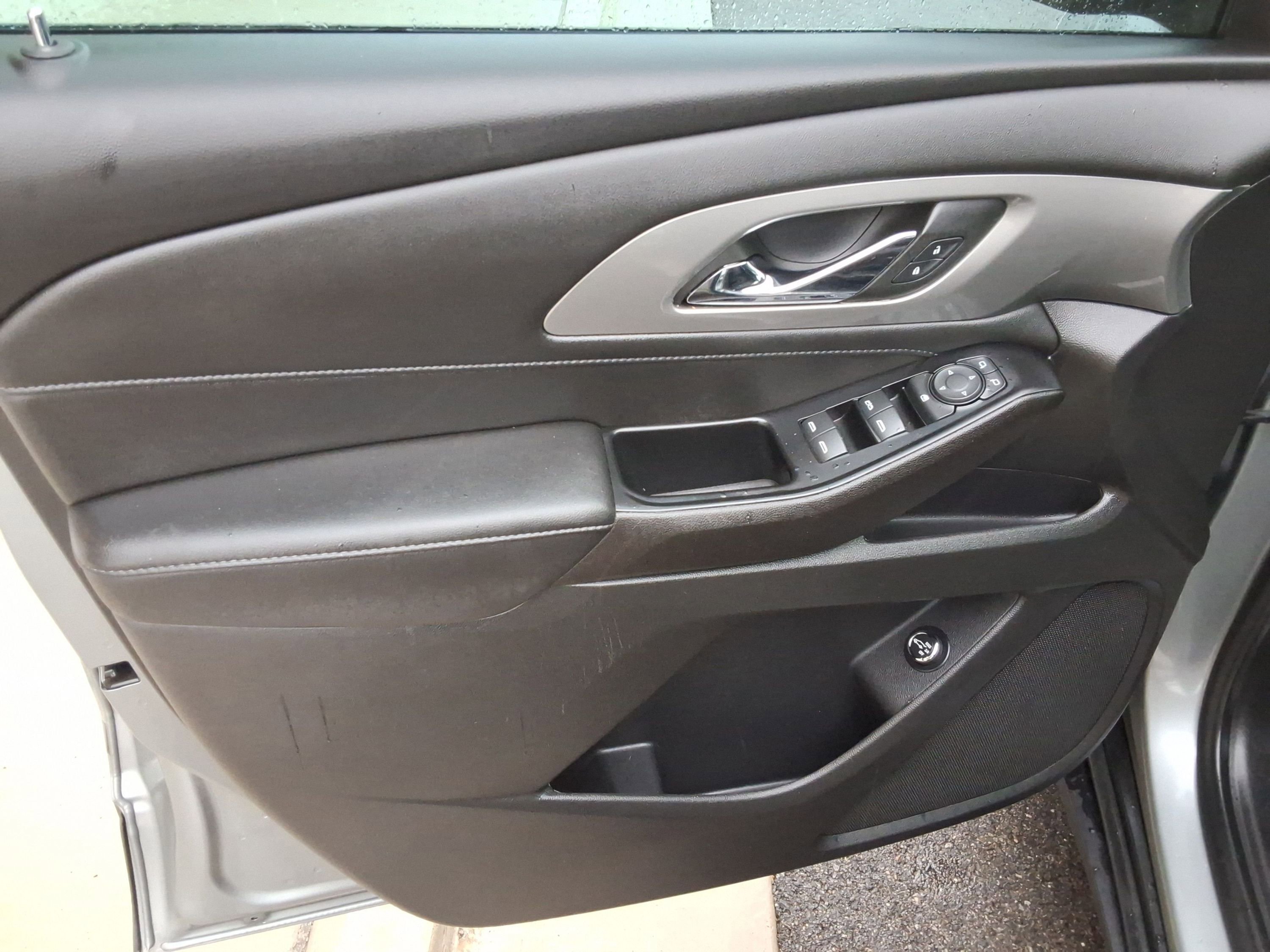 Used 2023 Chevrolet Traverse LT image 21