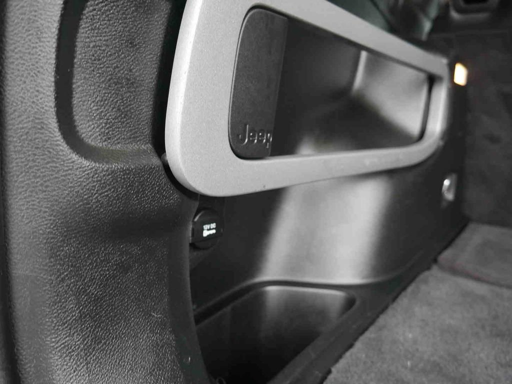 Used 2018 Jeep Cherokee Latitude Plus image 9