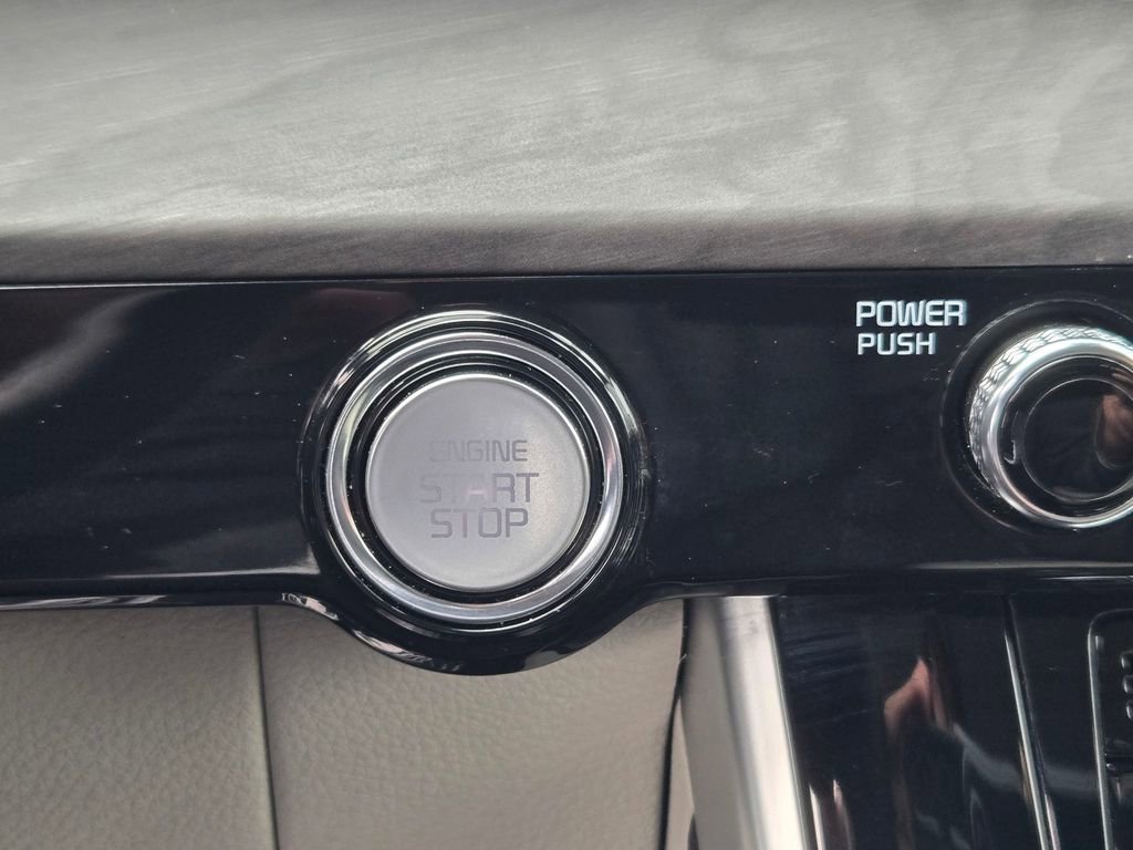 Used 2023 Kia Carnival EX image 18