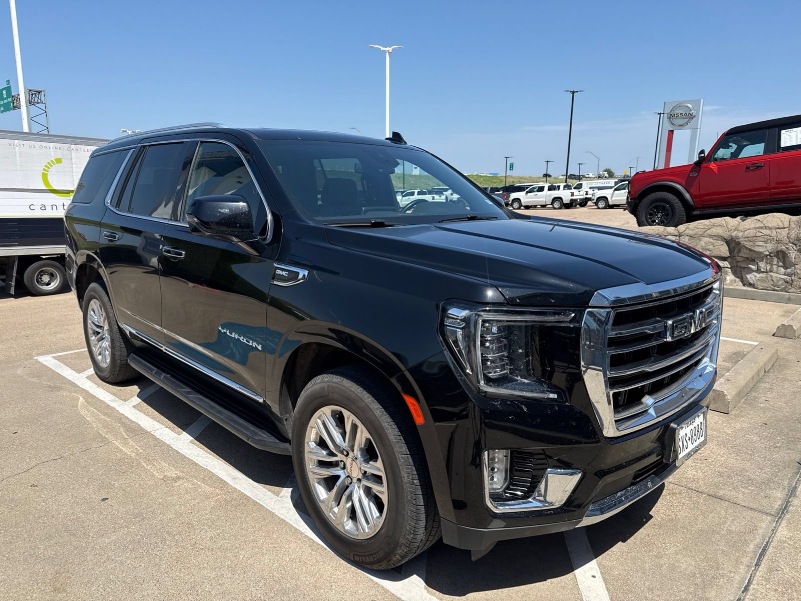 Used 2023 GMC Yukon SLT w/ SLT Premium Package RWD image 3