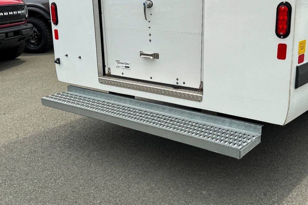 Used 2023 Ford E-Transit RWD image 17