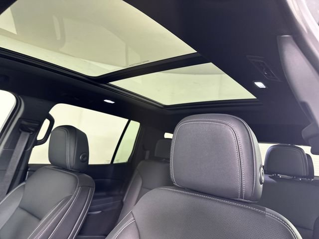 Used 2025 Chevrolet Traverse LT w/ Sun and Wheel Package image 12
