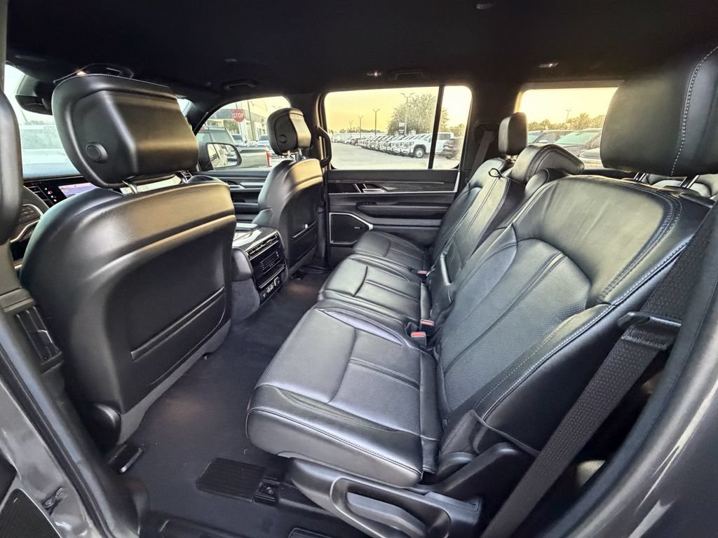 Used 2022 Jeep Wagoneer Series II AWD/4WD image 12